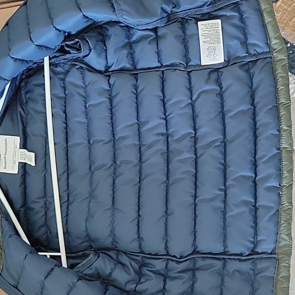 Amazon Essentials Boy's  Lightweight Puffer Jacket Size 6-7 - Picture 6 of 13